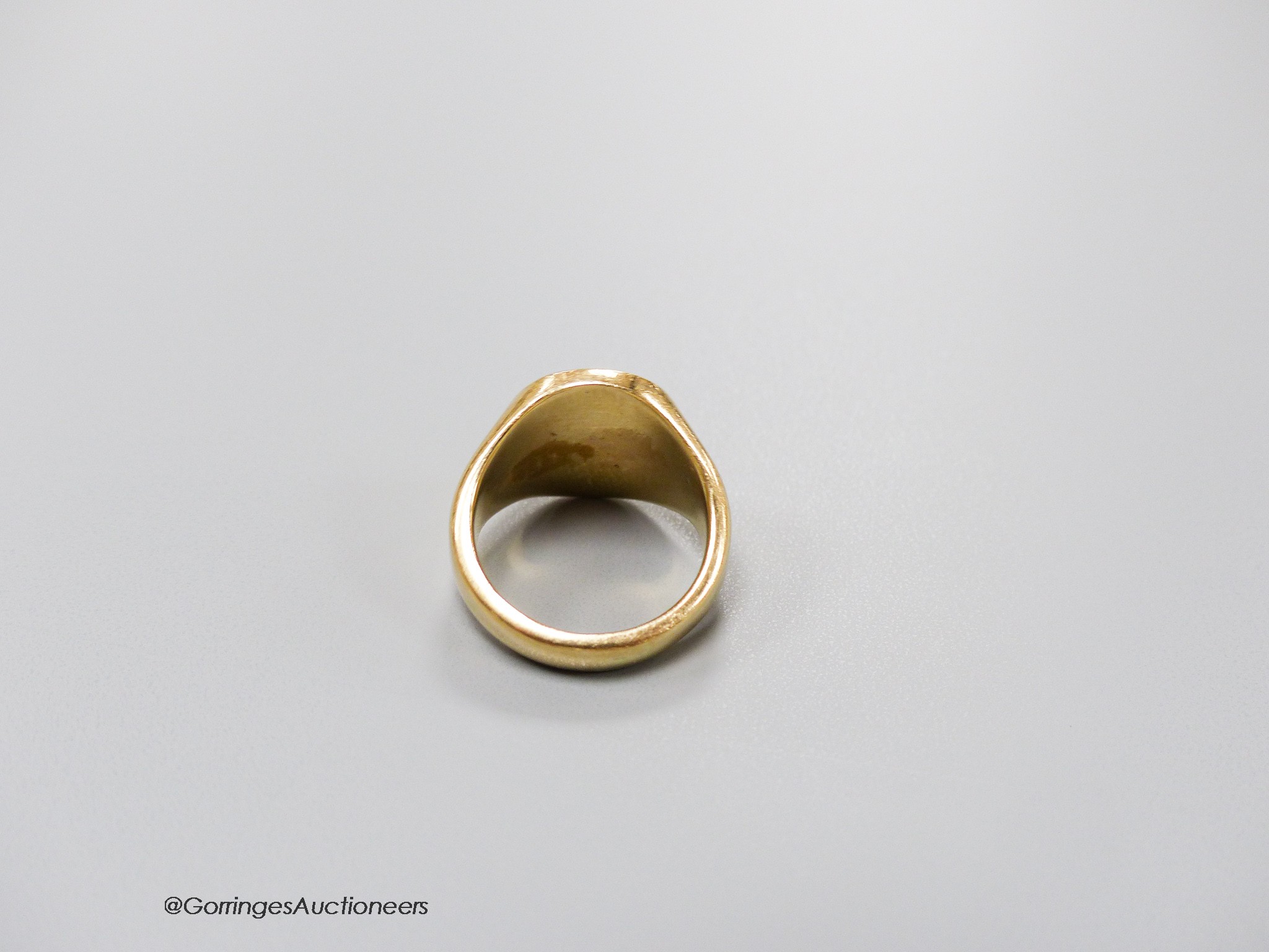 A modern 14ct gold intaglio signet ring, carved with a rampant lion crest, size I, 9.3 grams.